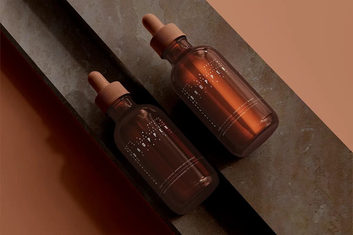 موکاپ بطری قطره‌ای شیشه‌ای کهربایی همراه با جعبه — تصویر ۸