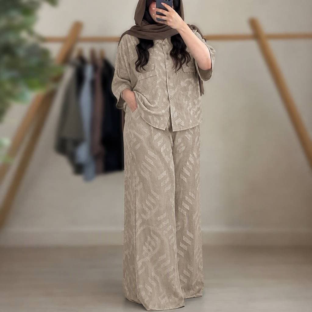 ست زنانه شومیز و شلوار کسمه فری سایز در رنگبندی CH22762