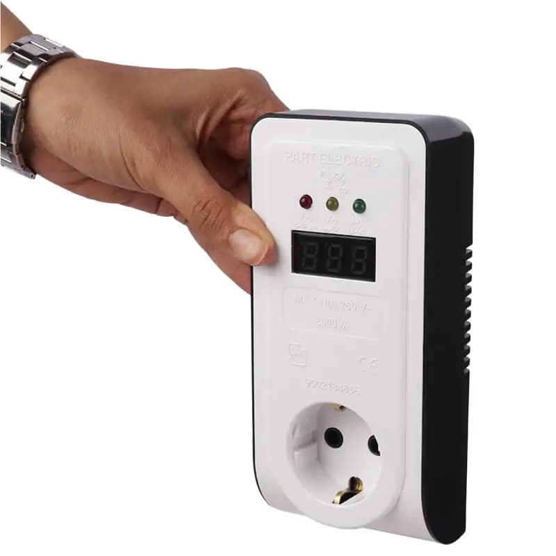 محافظ ولتاژ برق پکیج ارت دار پارت الکتریک مدل 2836 — تصویر ۳