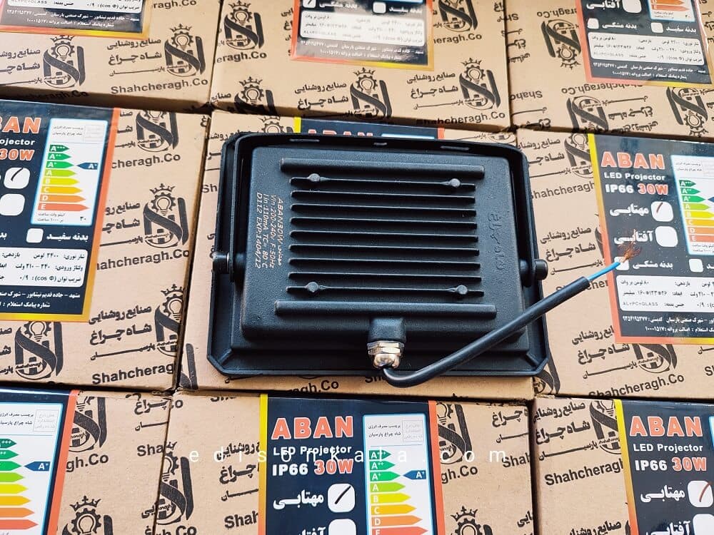 پروژکتور ال ای دی 30 وات شاهچراغ مدل آبان — تصویر ۳
