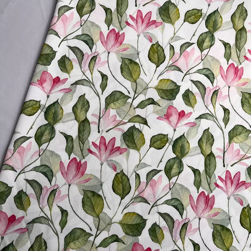 پارچه کرپ کریشه طرح بوته گل صورتی عرض 150