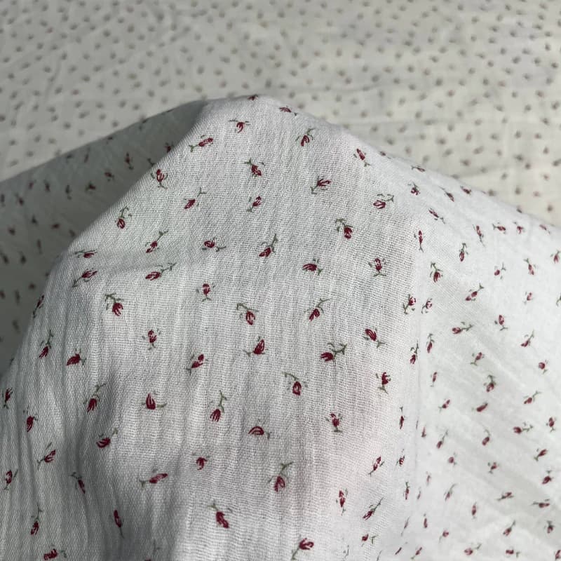 پارچه موسلین طرح گل قرمز وارداتی — تصویر ۴