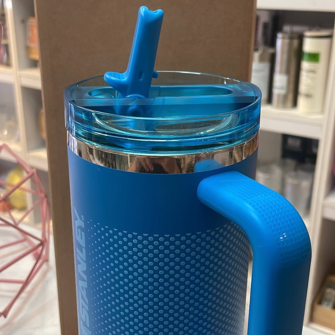 تراول ماگ اورجینال استنلی آبی خالدار مدل تامبلر 40oz بدون نشتی | لوگو عمودی — تصویر ۸