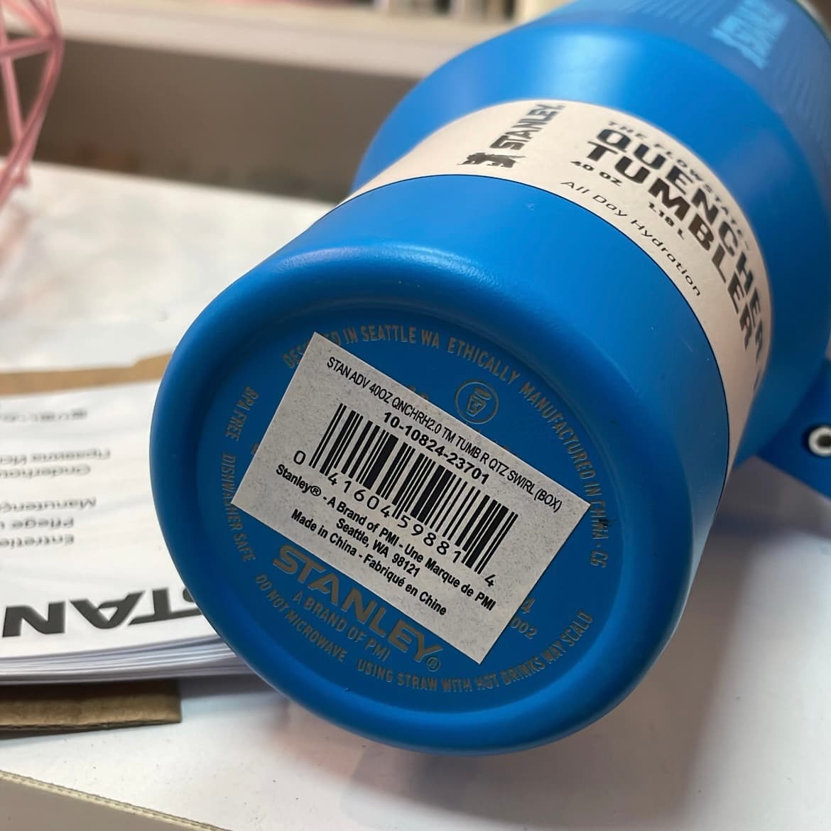 تراول ماگ اورجینال استنلی آبی خالدار مدل تامبلر 40oz بدون نشتی | لوگو عمودی — تصویر ۷