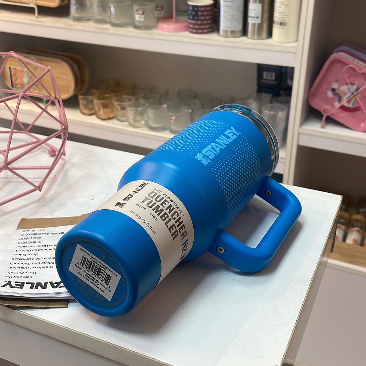 تراول ماگ اورجینال استنلی آبی خالدار مدل تامبلر 40oz بدون نشتی | لوگو عمودی — تصویر ۶