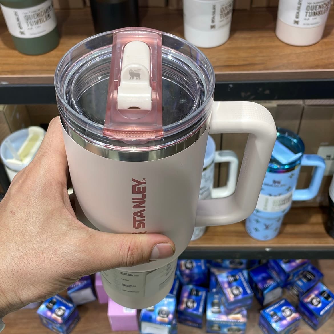 تراول ماگ اورجینال استنلی صورتی روشن (گلبهی) مدل تامبلر 40oz بدون نشتی | لوگو عمودی — تصویر ۵