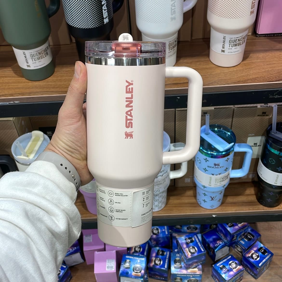 تراول ماگ اورجینال استنلی صورتی روشن (گلبهی) مدل تامبلر 40oz بدون نشتی | لوگو عمودی — تصویر ۳