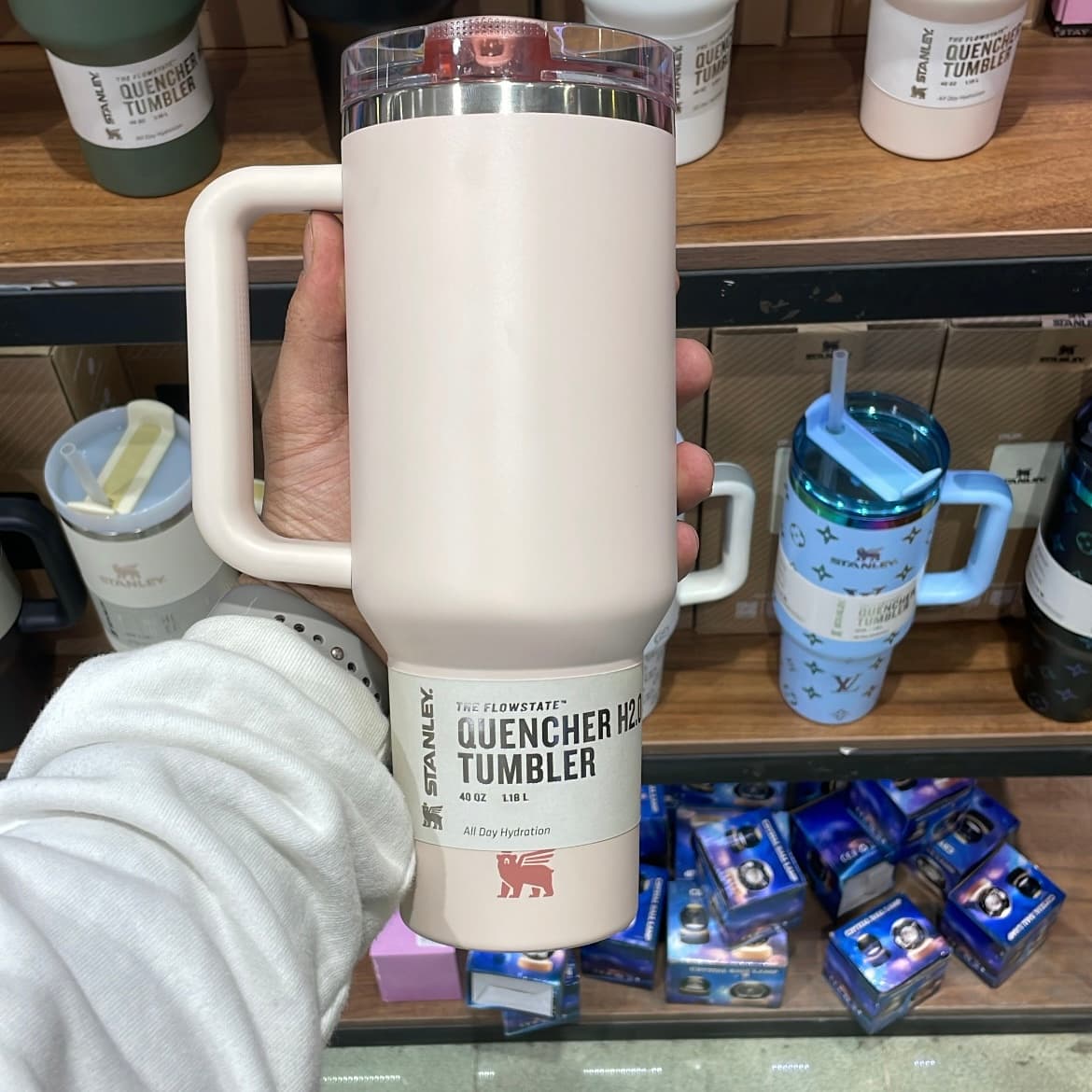 تراول ماگ اورجینال استنلی صورتی روشن (گلبهی) مدل تامبلر 40oz بدون نشتی | لوگو عمودی — تصویر ۴