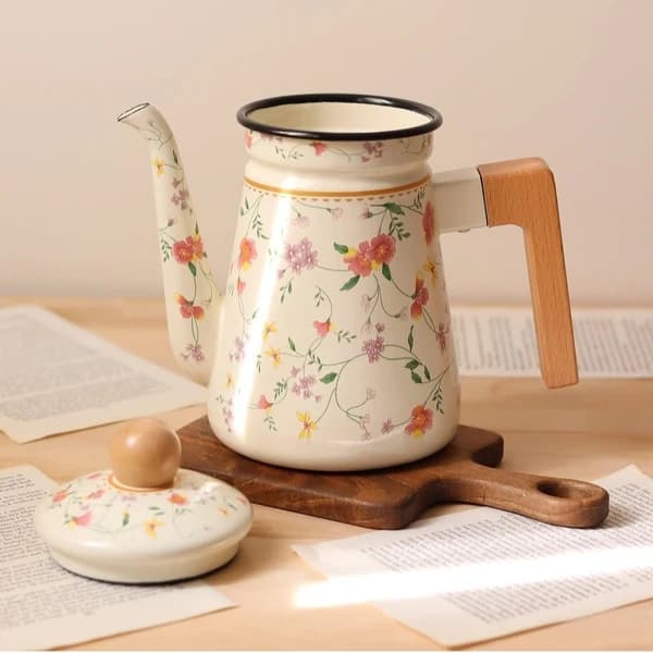کتری لعابی دسته چوبی بلند طرح گل ریز (۱.۲ لیتر) — تصویر ۲