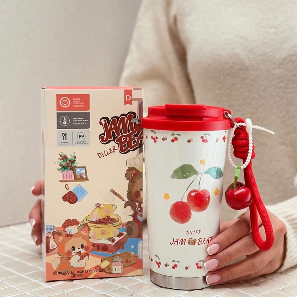 تراول ماگ 560 میل طرح تدی و گیلاسی JAM BEAR برند DILLER | ماگ گیلاسی دیلر اورجینال — تصویر ۳