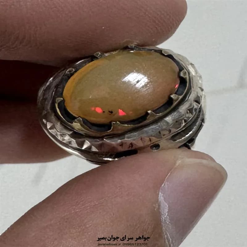 انگشتر اپال اتیوپی با رکاب نقره دست‌ساز فیلی شبکه‌کاری استاد شاهرخ — تصویر ۲