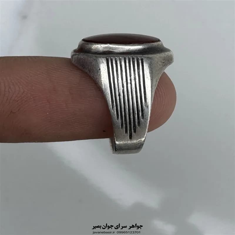 انگشتر عقیق سرخ کهنه با رکاب دست‌ساز نقره ۹۲۵ — تصویر ۲