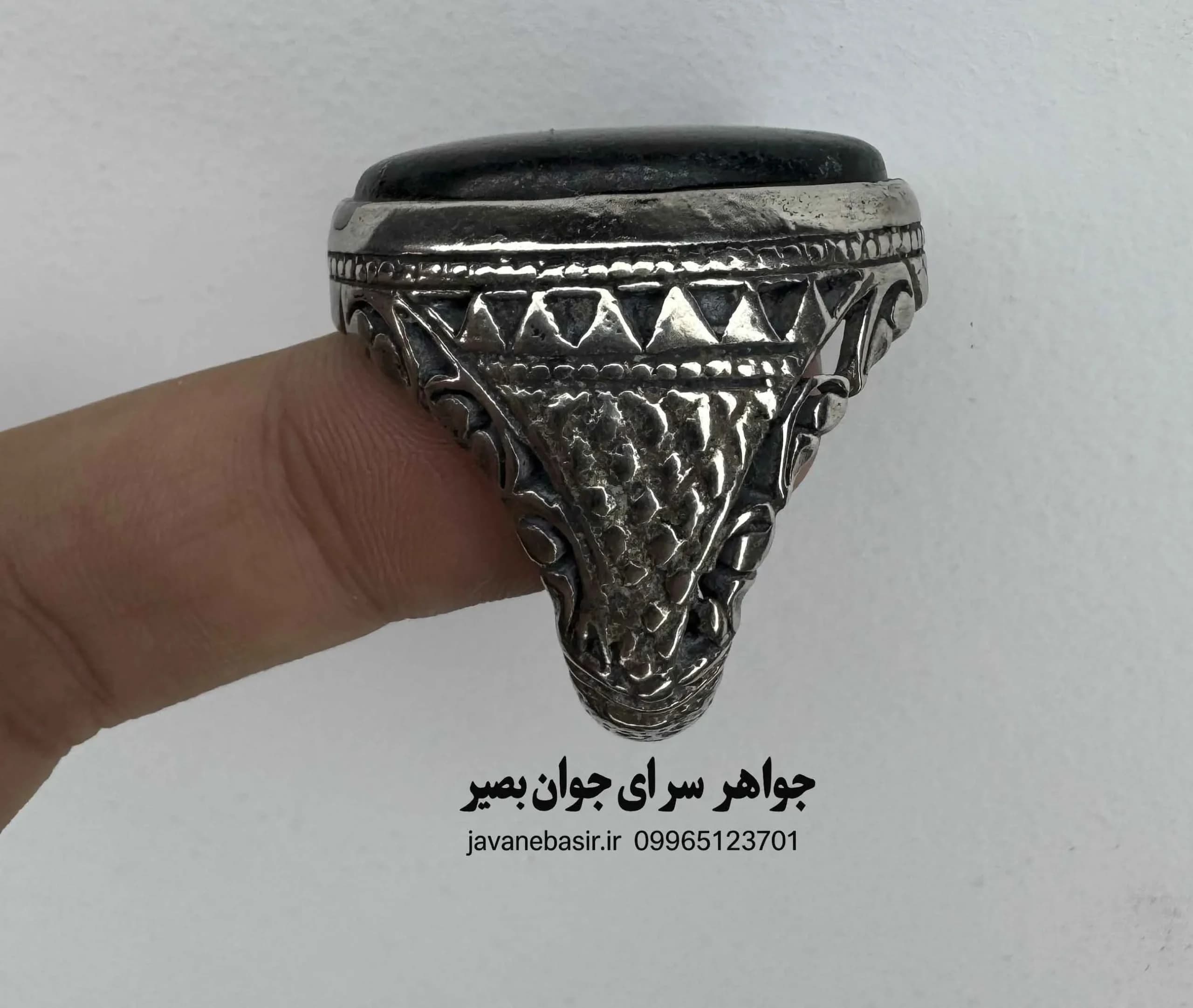 انگشتر حدید صینی معدنی مصور | با نقش خادم و چهره‌های ماورایی — تصویر ۲