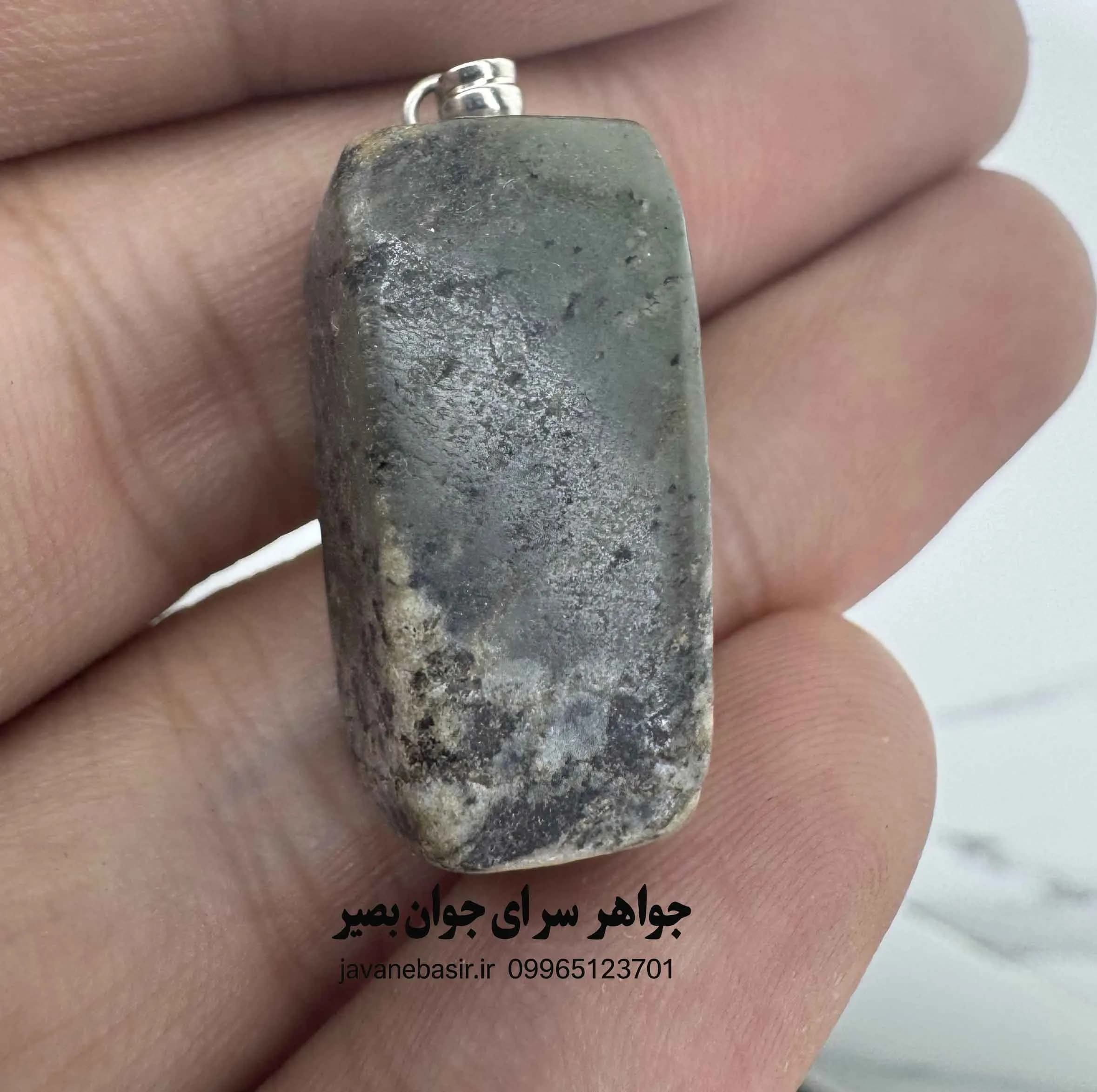 آویز یشم کهن افغانستان با نقش طبیعی و انرژی ناب — تصویر ۲