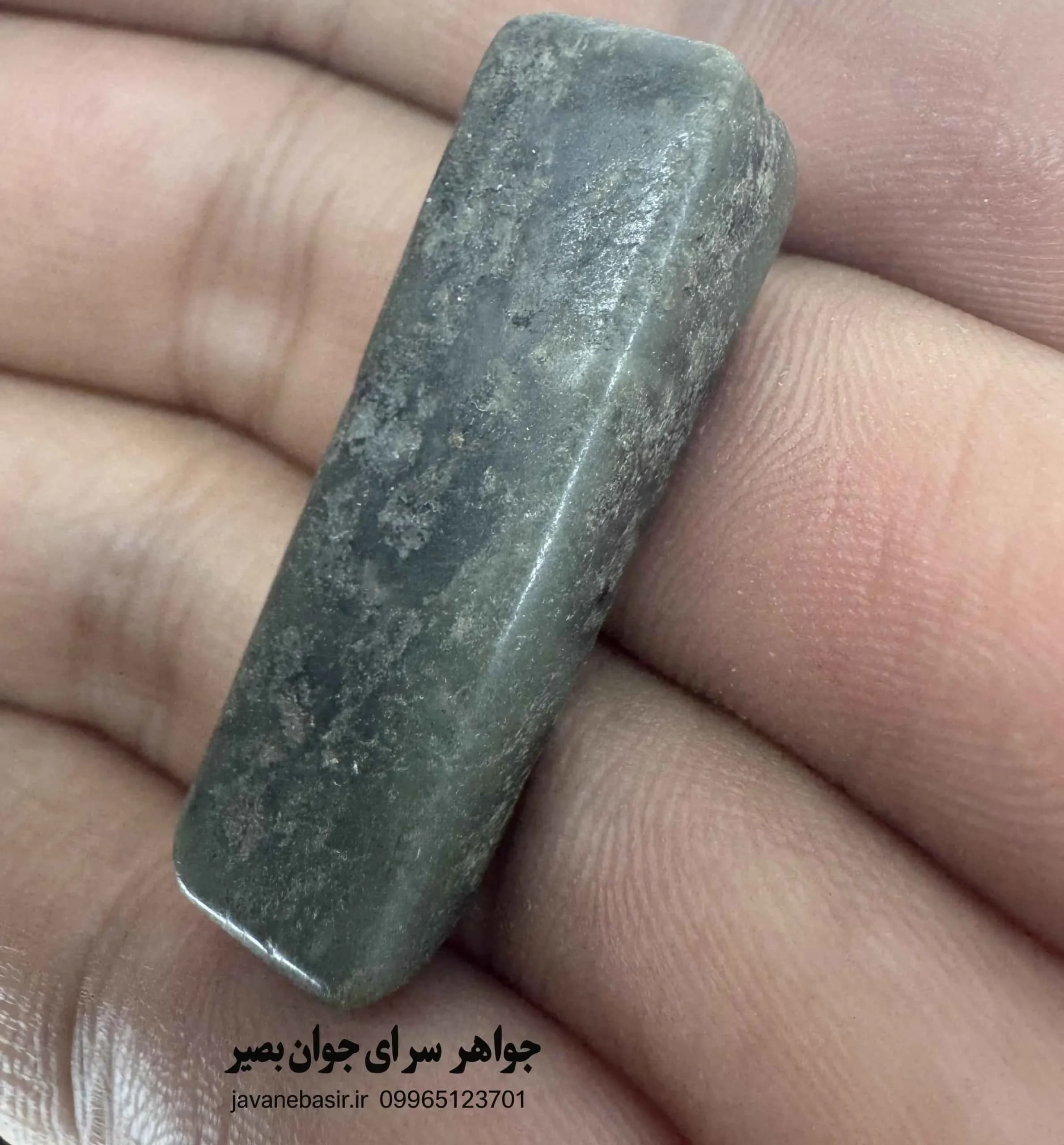 سنگ کتیبه‌ای یشم سبز افغانستان با سوراخ آویز و انرژی روحانی — تصویر ۲