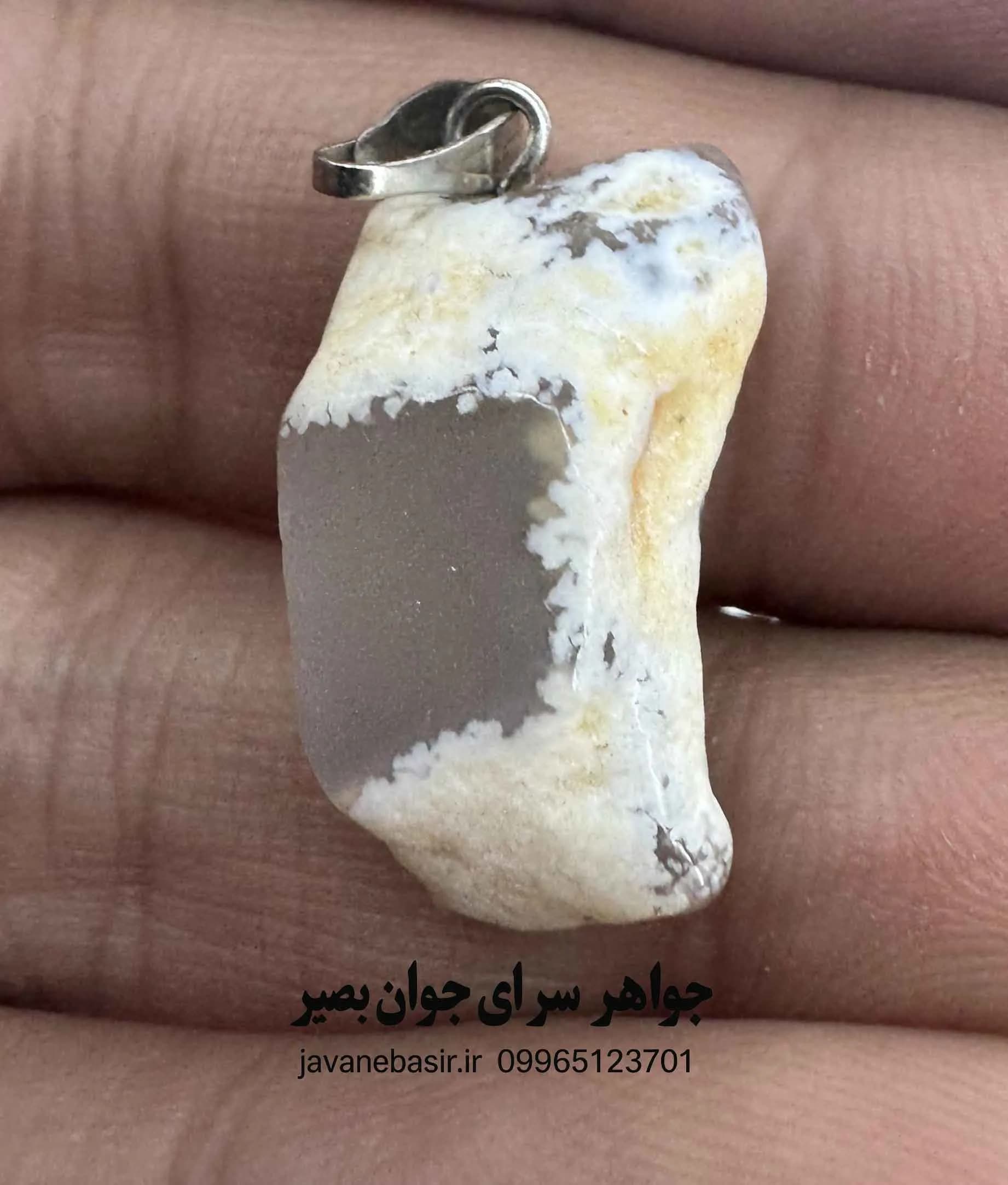 آویز عقیق سلطانی دفرمه طبیعی | سنگ خام تراش‌نخورده با انرژی بکر و اصالت کهن