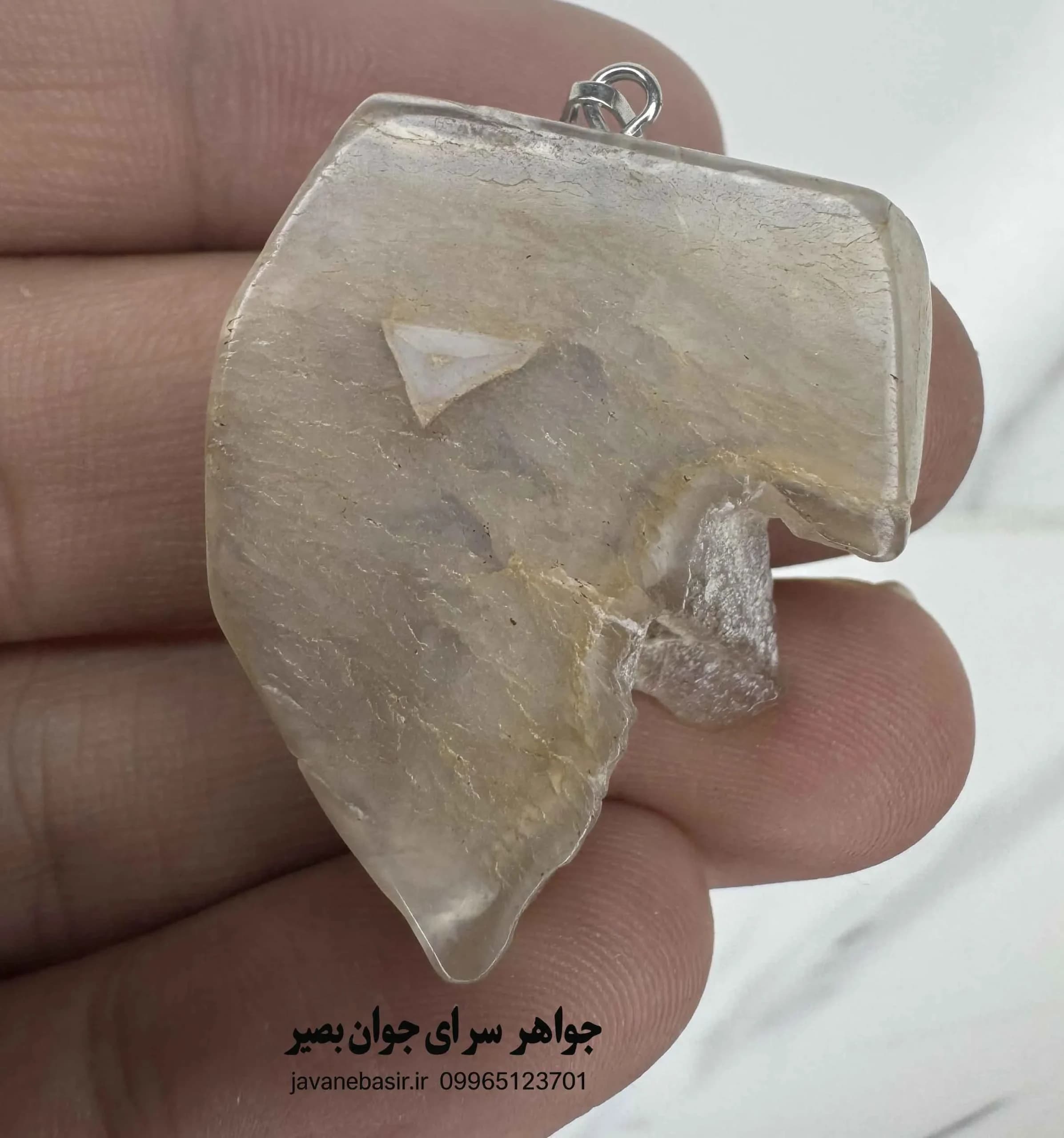 آویز عقیق طبیعی دفرمه با شکل مثلثی | سنگ معدنی با هندسه طبیعی و انرژی بکر — تصویر ۲