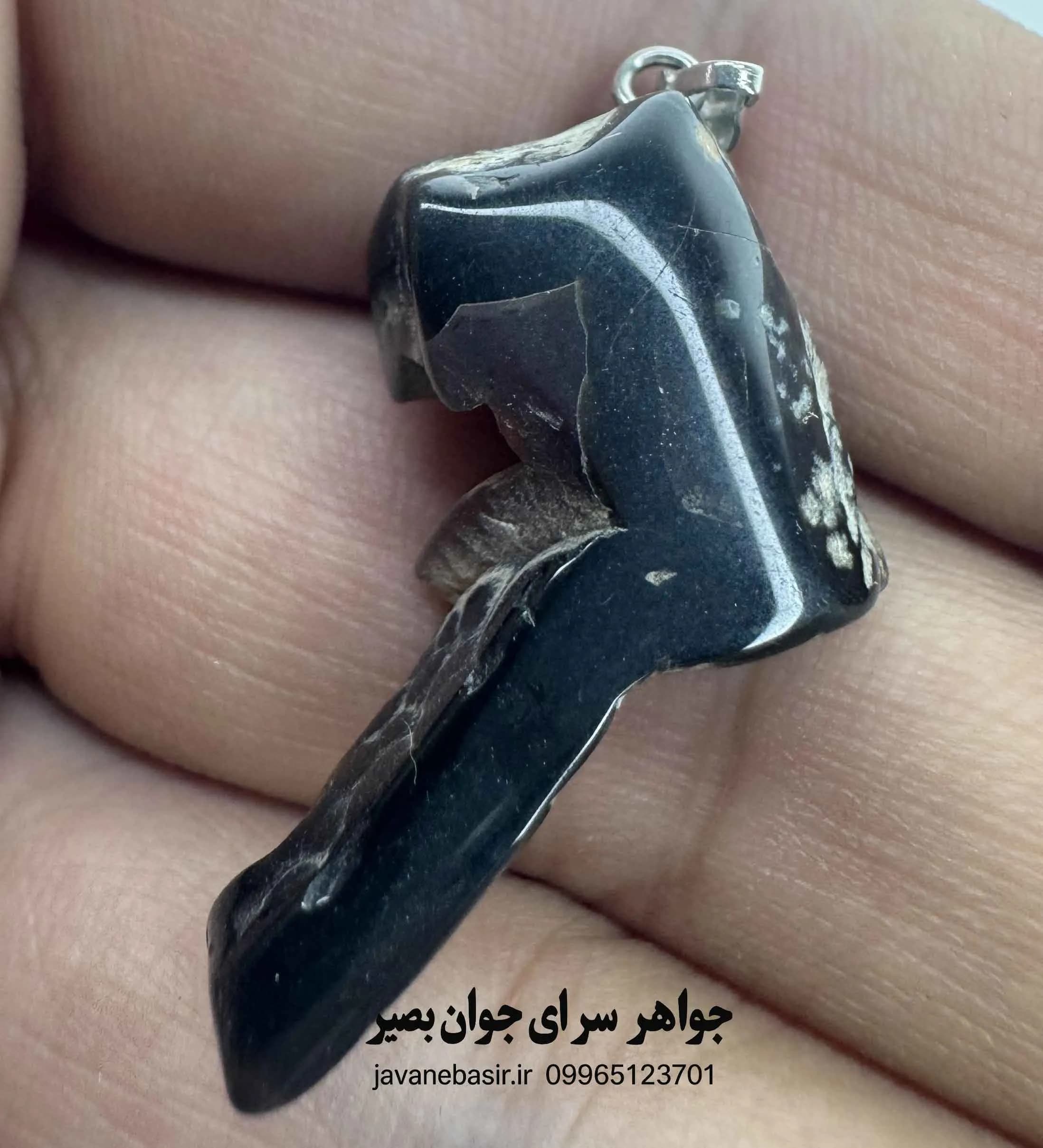 آویز عقیق طبیعی با نقش افسانه‌ای لنگه کفش سیندرلا