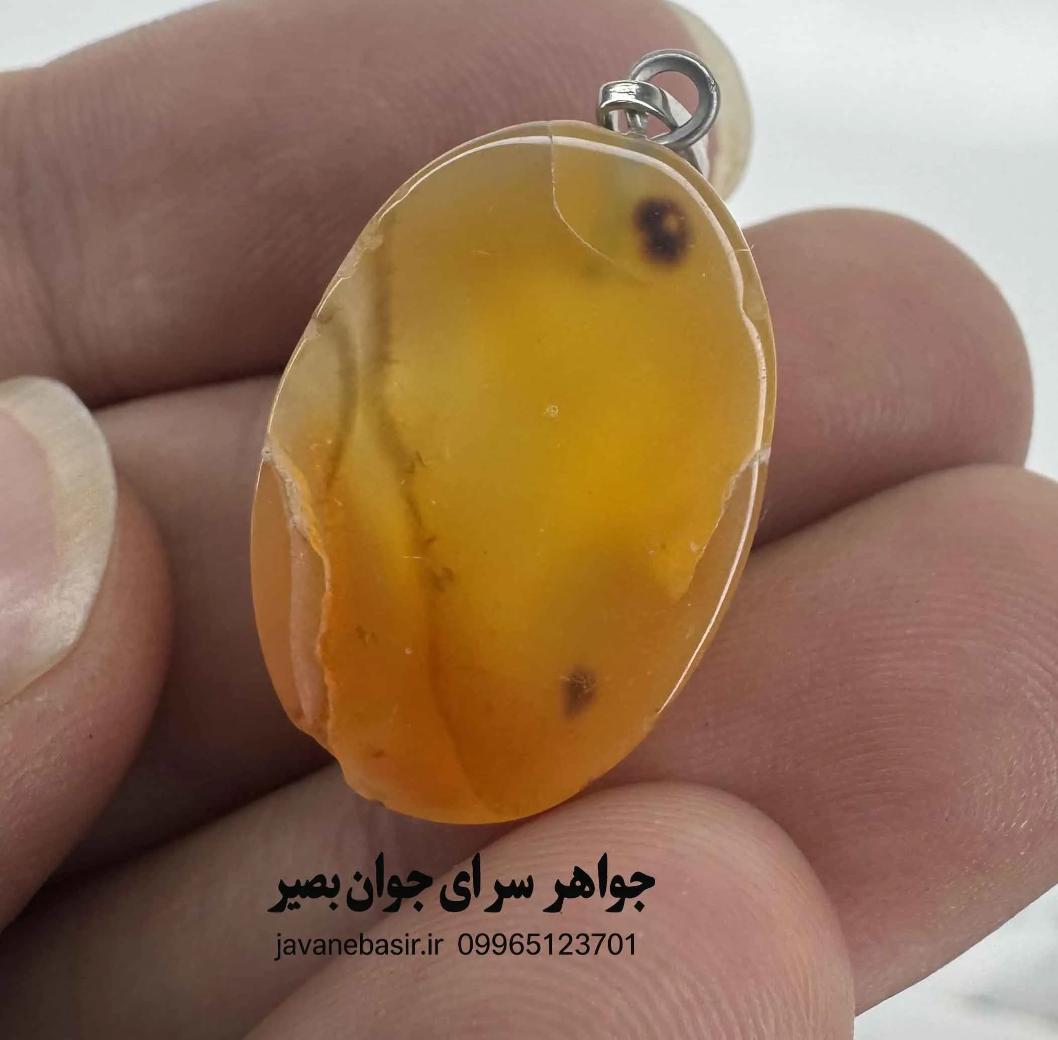 آویز عقیق زرد دورنگ | نگین خاص با رگه طبیعی و شکست رنگی — تصویر ۲