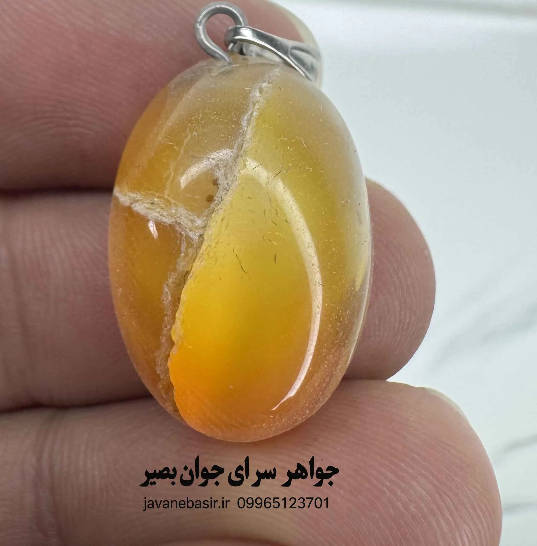 آویز عقیق زرد دورنگ | نگین خاص با رگه طبیعی و شکست رنگی