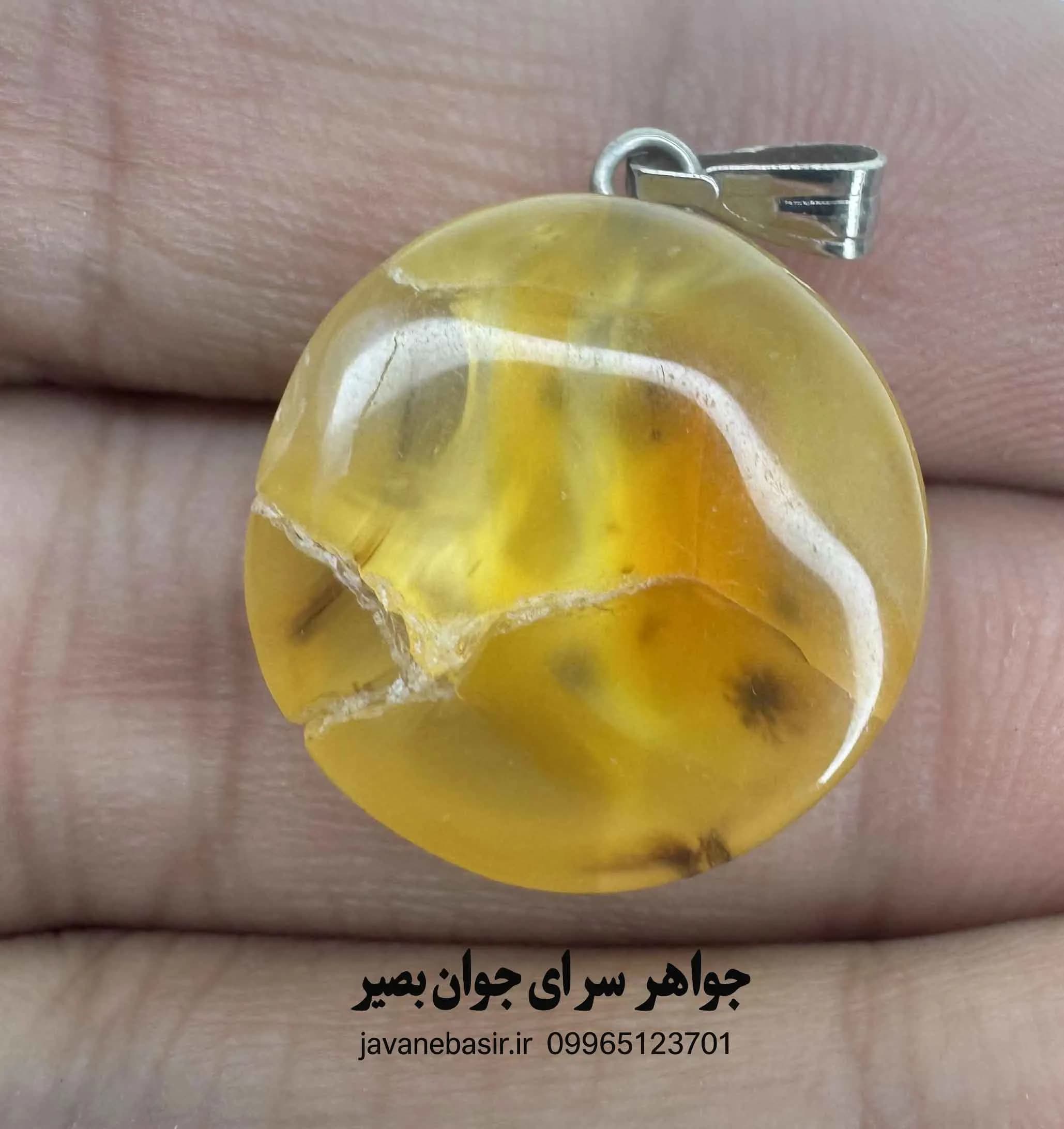 آویز عقیق زرد گرد ترکدار | نگین دایرهای با روایت طبیعی زمین