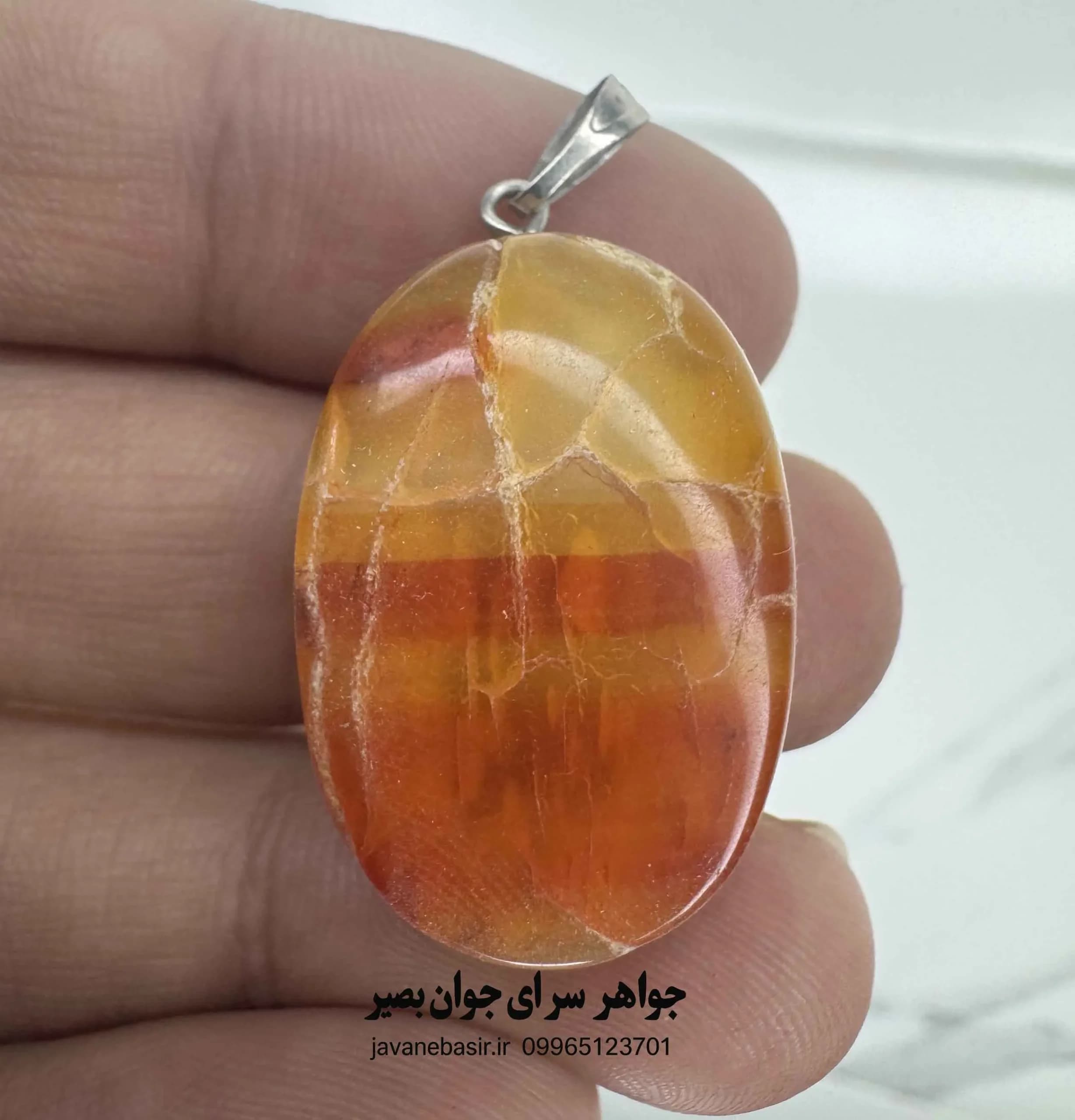 آویز گردنی عقیق زرد با ترک‌های طبیعی | سنگی که اصالتش را در شکستگی‌ها نشان می‌دهد
