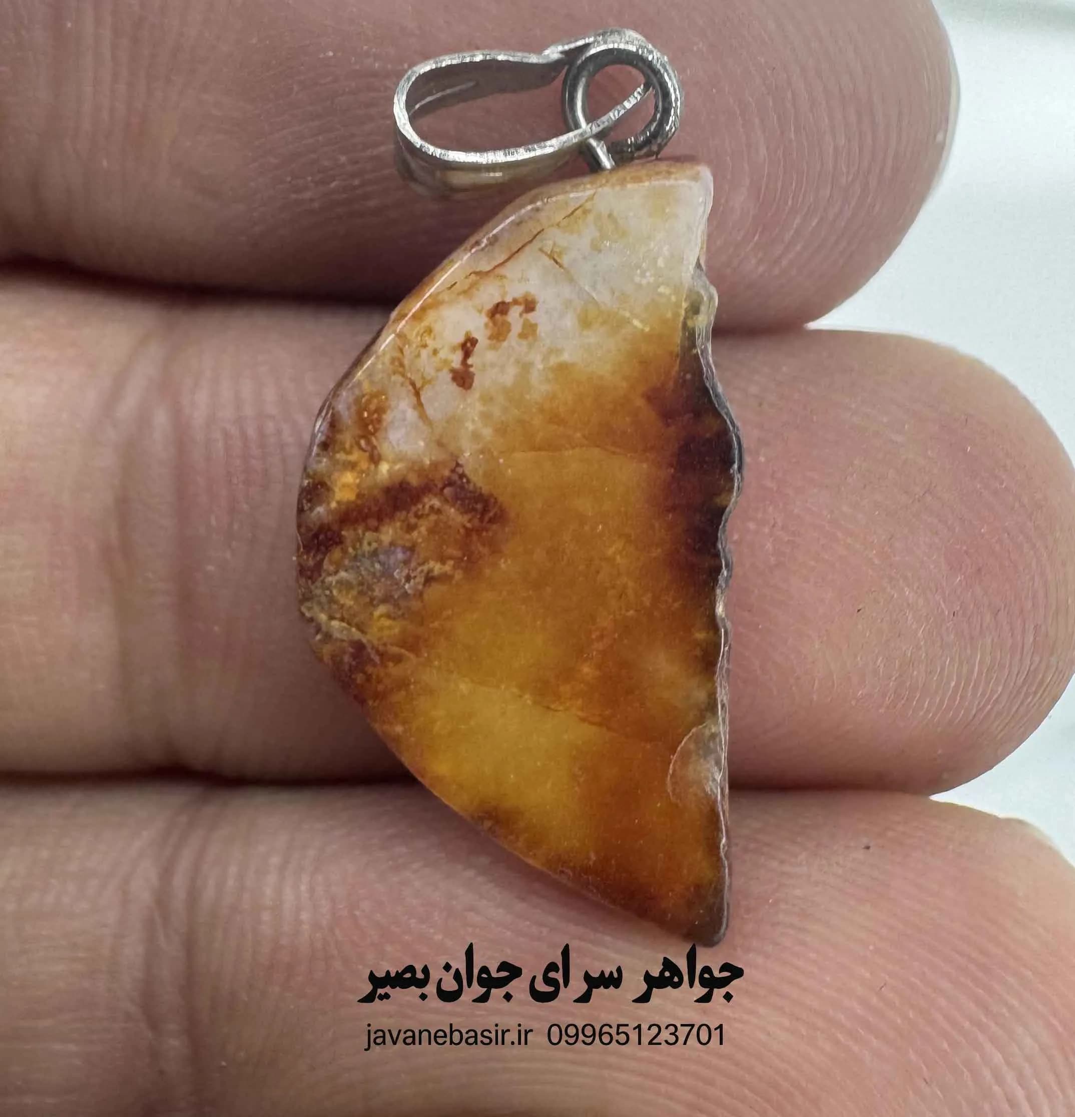آویز عقیق زرد طرح ماه | نگین درخشان با الهام از زیبایی شب