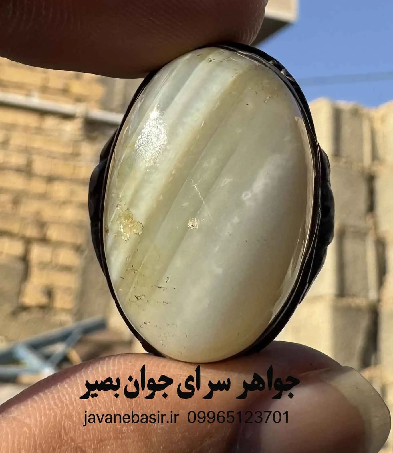 انگشتر عقیق سلیمانی سفید درشت | سنگ روشن با رگه‌های موازی و انرژی پایدار