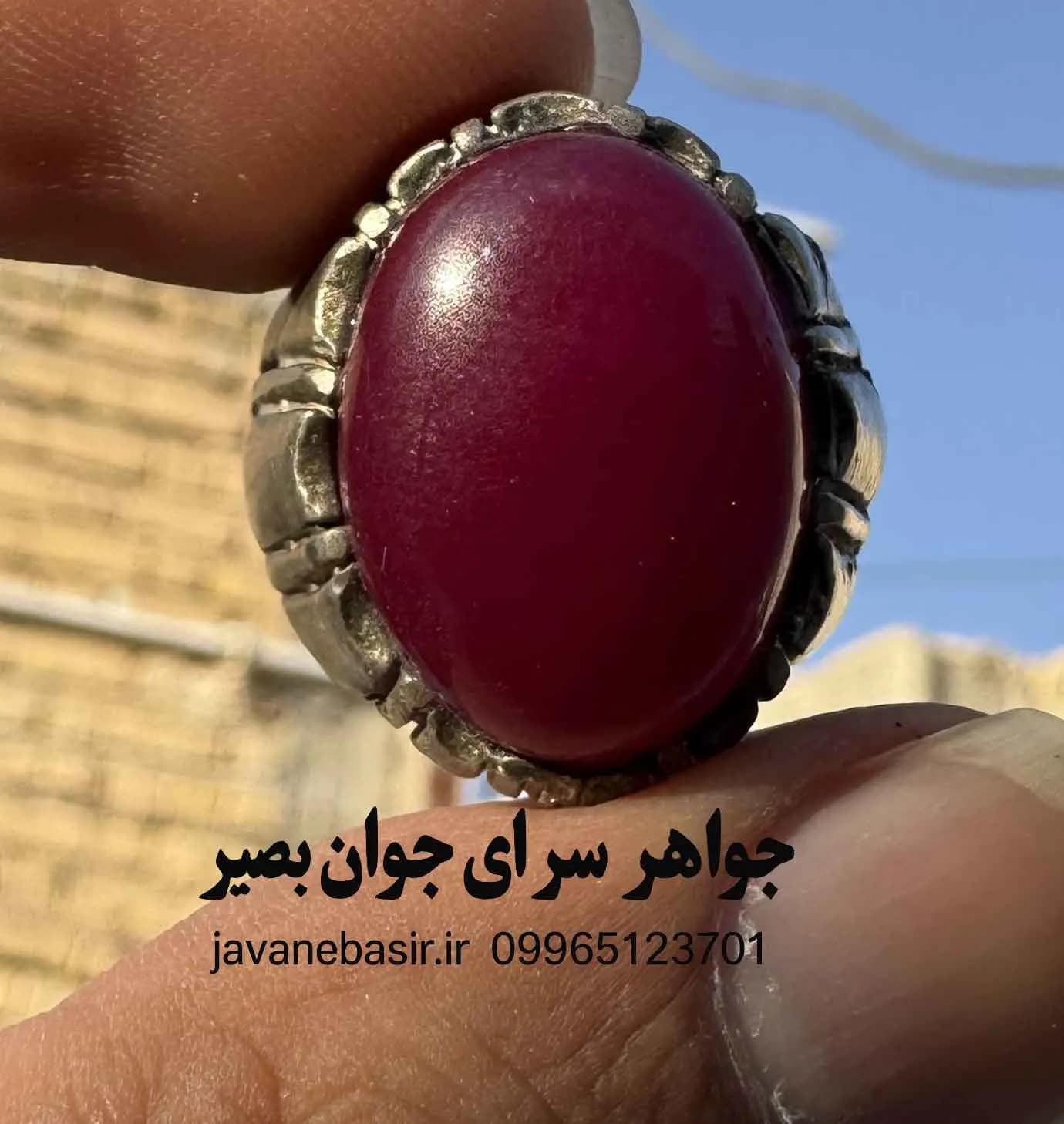 انگشتر جید قرمز با شبکه‌های درخشان | سنگ کهن برای انرژی، شجاعت و برکت