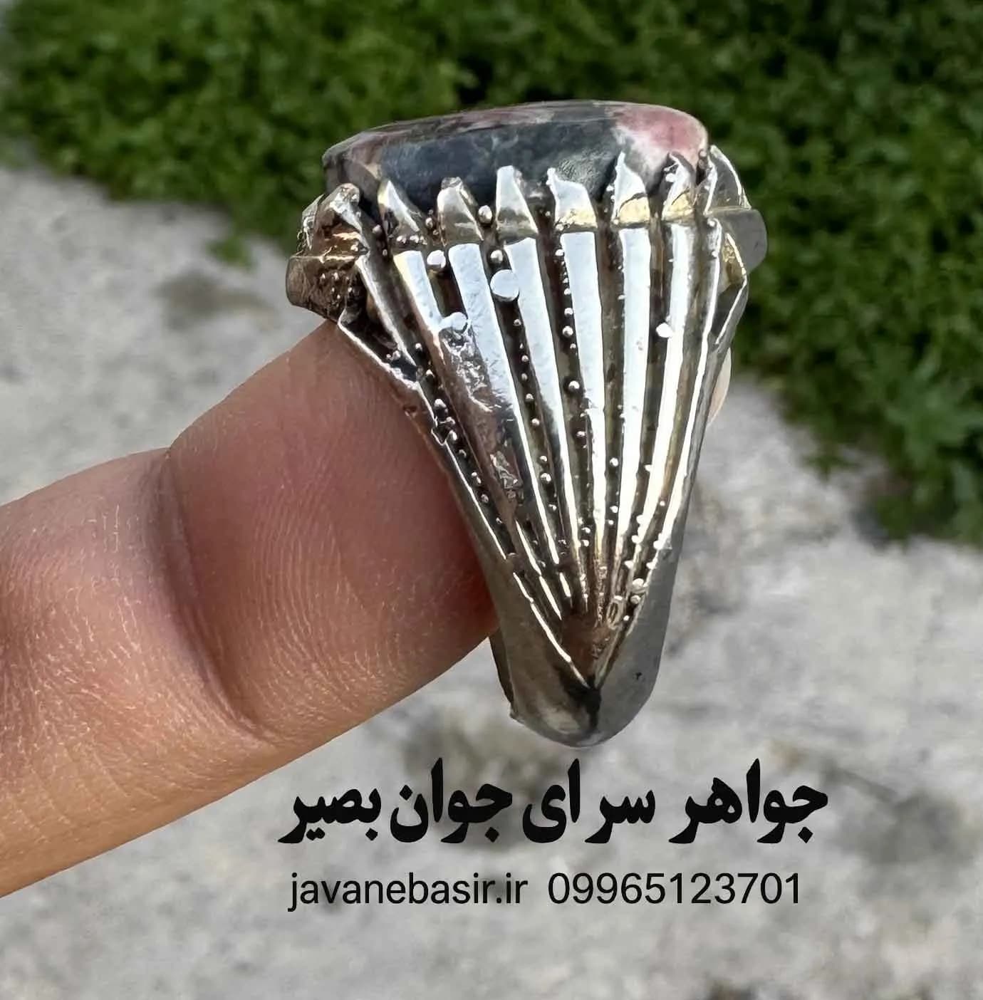 انگشتر اوناکیت نایاب با ترکیب صورتی و سبز | سنگ تعادل و بصیرت با انرژی دگرگون‌کننده — تصویر ۲