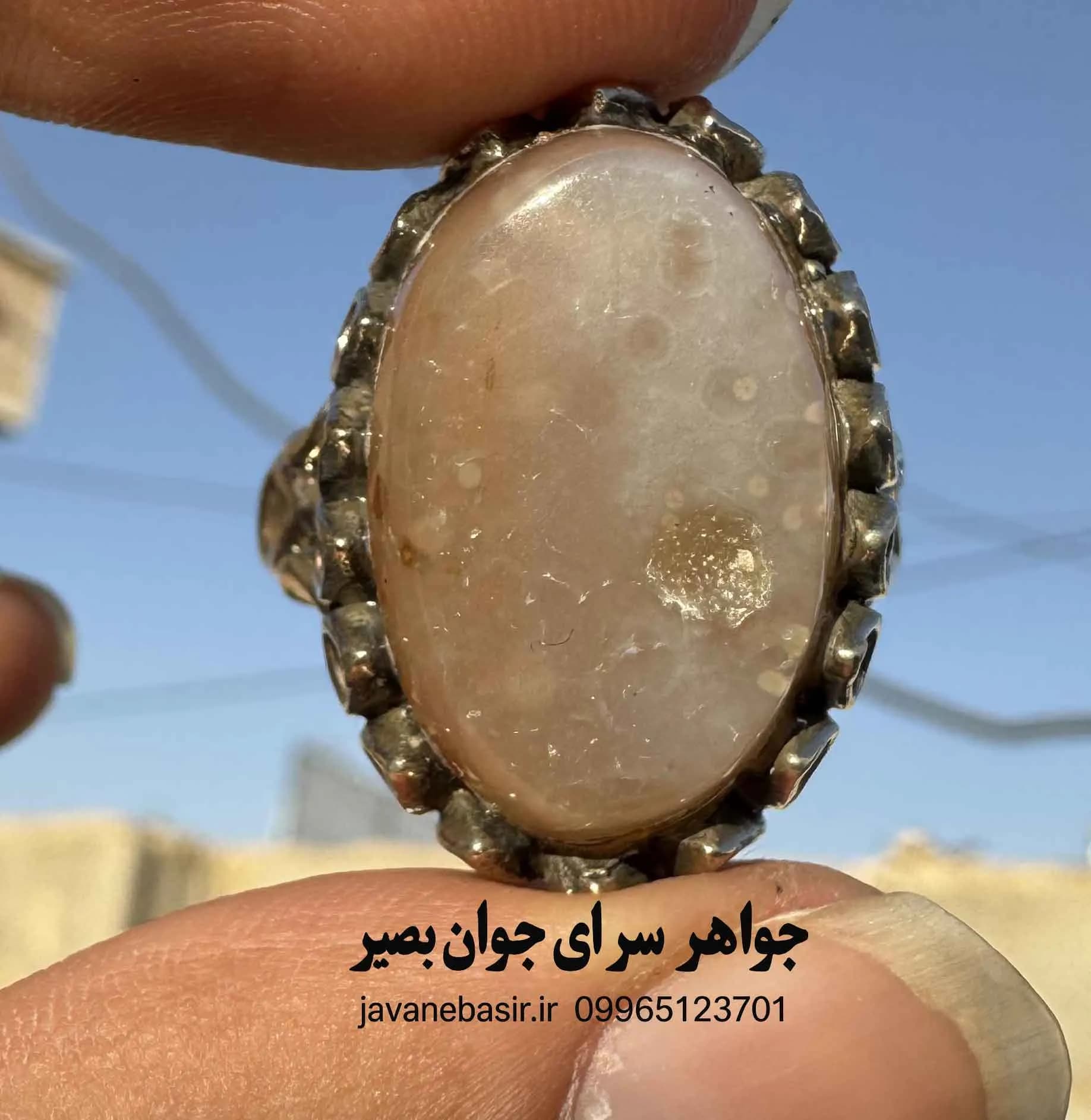 انگشتر عقیق چشم‌دار دون‌دانه | سنگ ساده با نگاه‌های مرموز و انرژی حفاظتی