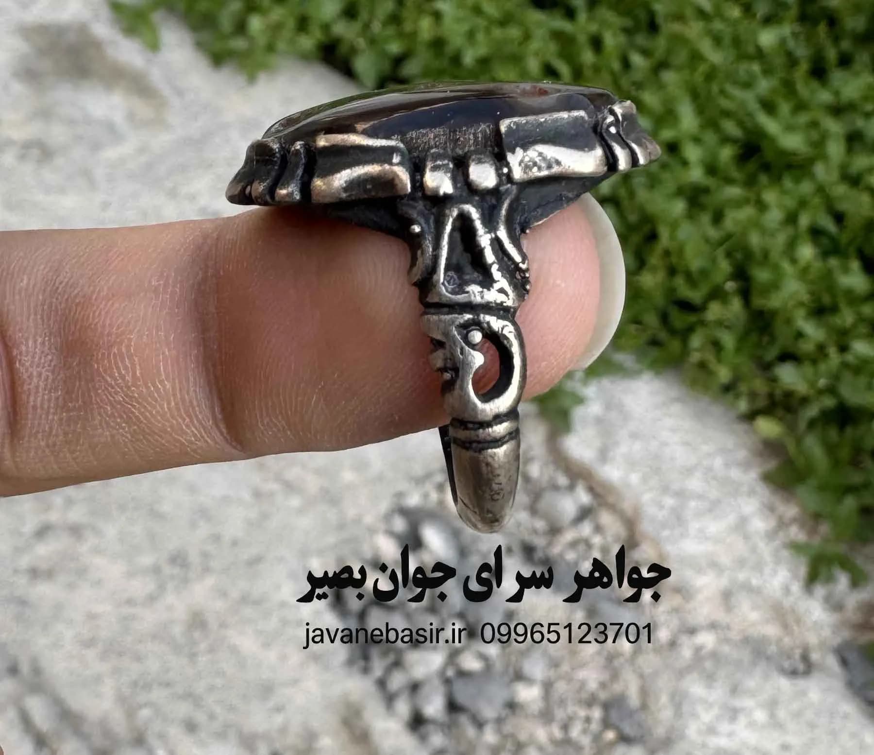 انگشتر عقیق مصور با چهره واضح | سنگ کهن برای عزت و حفاظت — تصویر ۲
