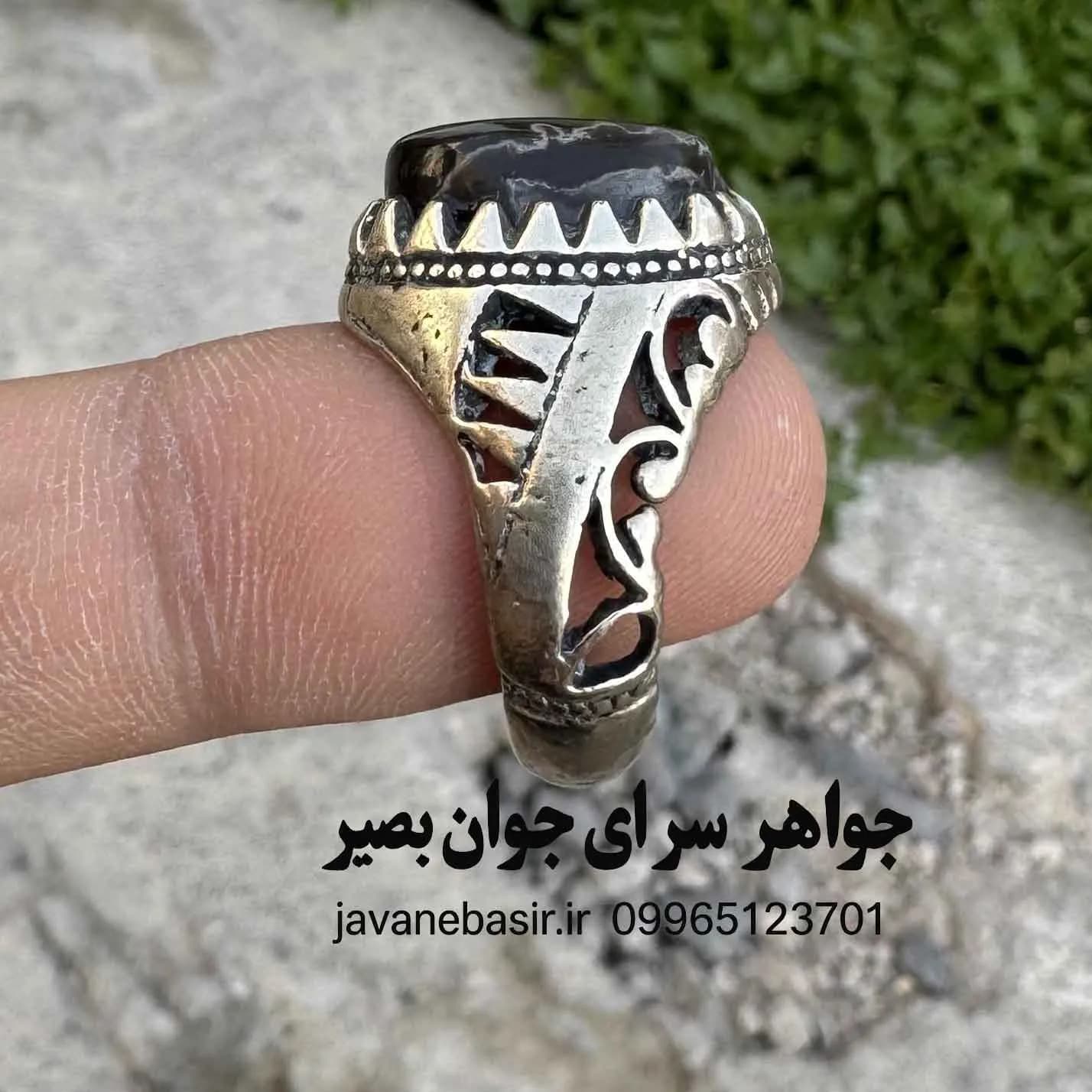 انگشتر عقیق کرزی یمنی تیره؛ سنگِ اصالت، متانت و نفوذ در تصمیمات — تصویر ۲