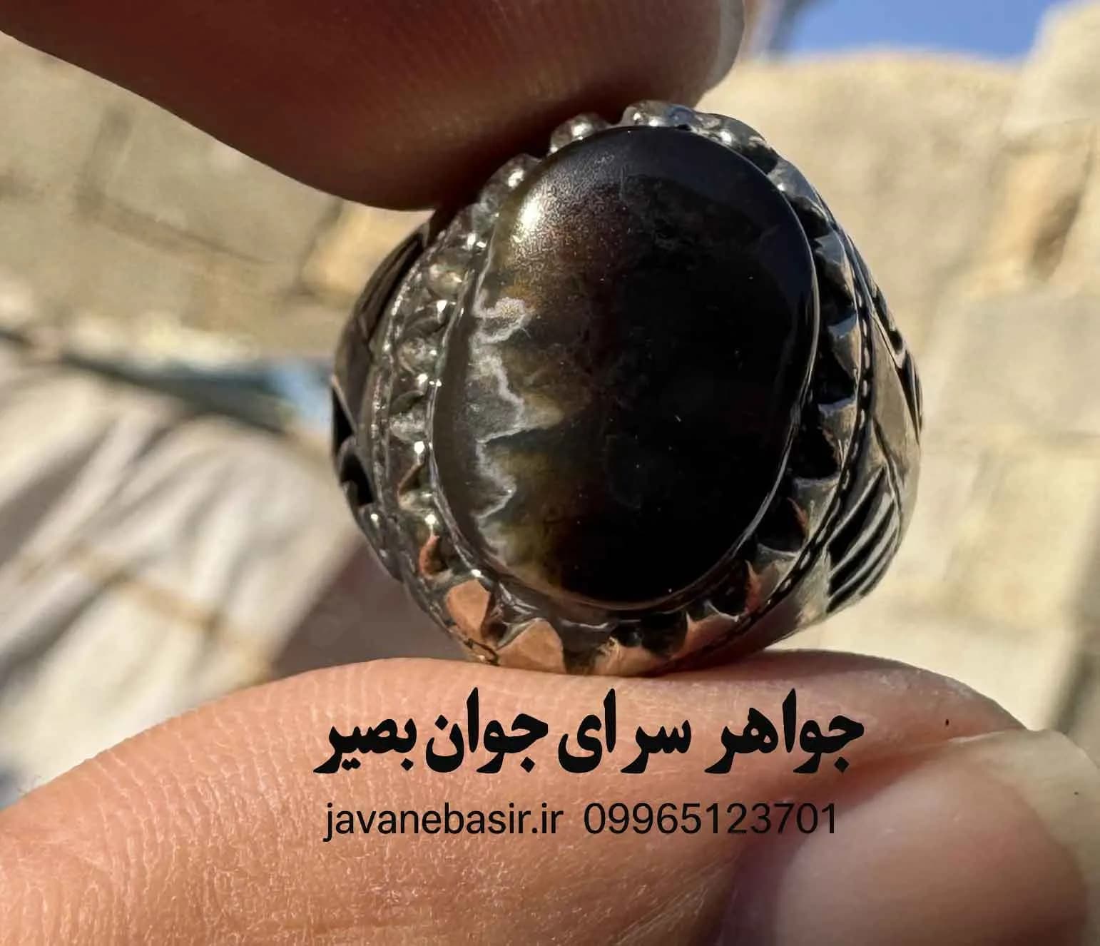 انگشتر عقیق کرزی یمنی تیره؛ سنگِ اصالت، متانت و نفوذ در تصمیمات
