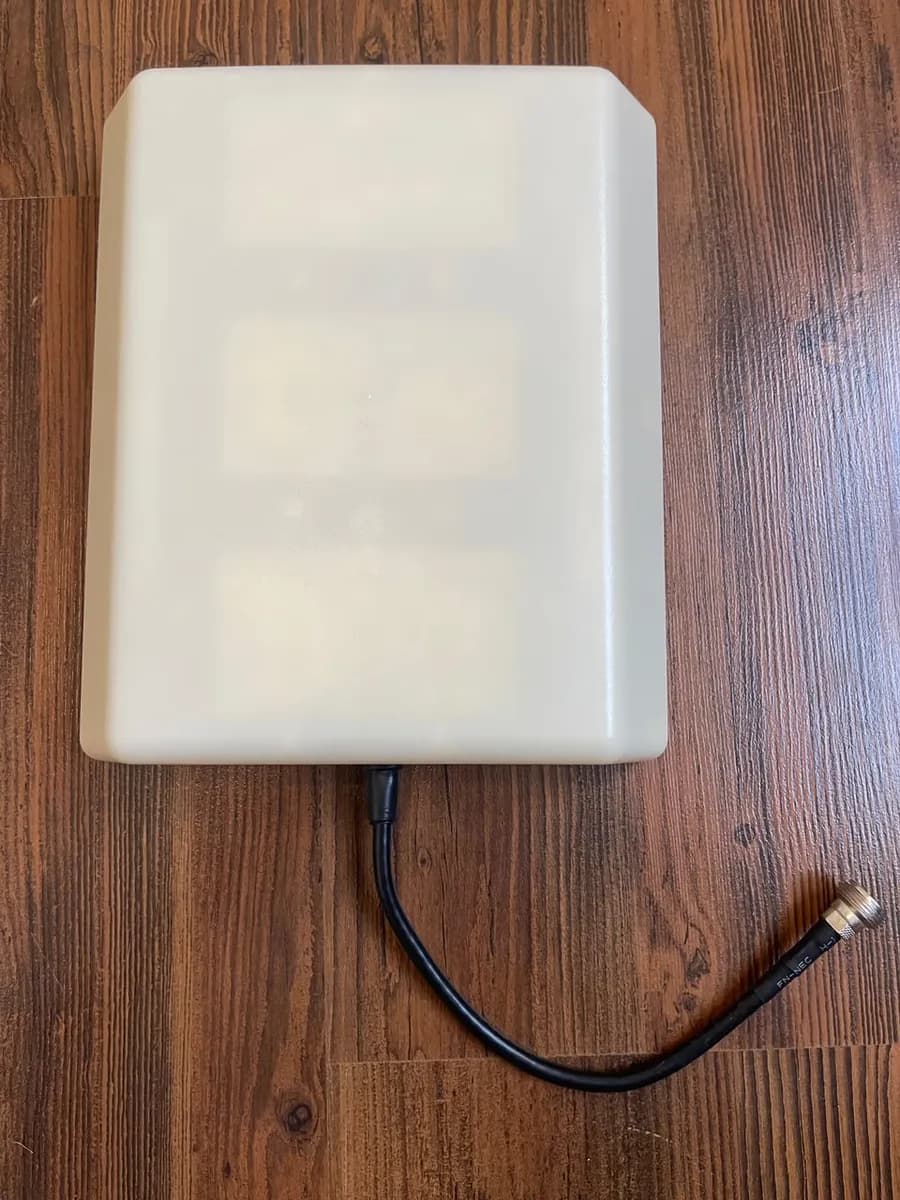 پکیج حرفه‌ای تقویت آنتن موبایل کاترین سه باند | آنتن پنل XL + کابل RG6 — تصویر ۳