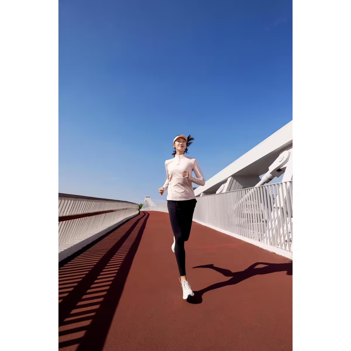 تی‌شرت زنانه دویدن آستین‌بلند Kiprun Run 100 Warm | زیتون‌کمپ — تصویر ۲