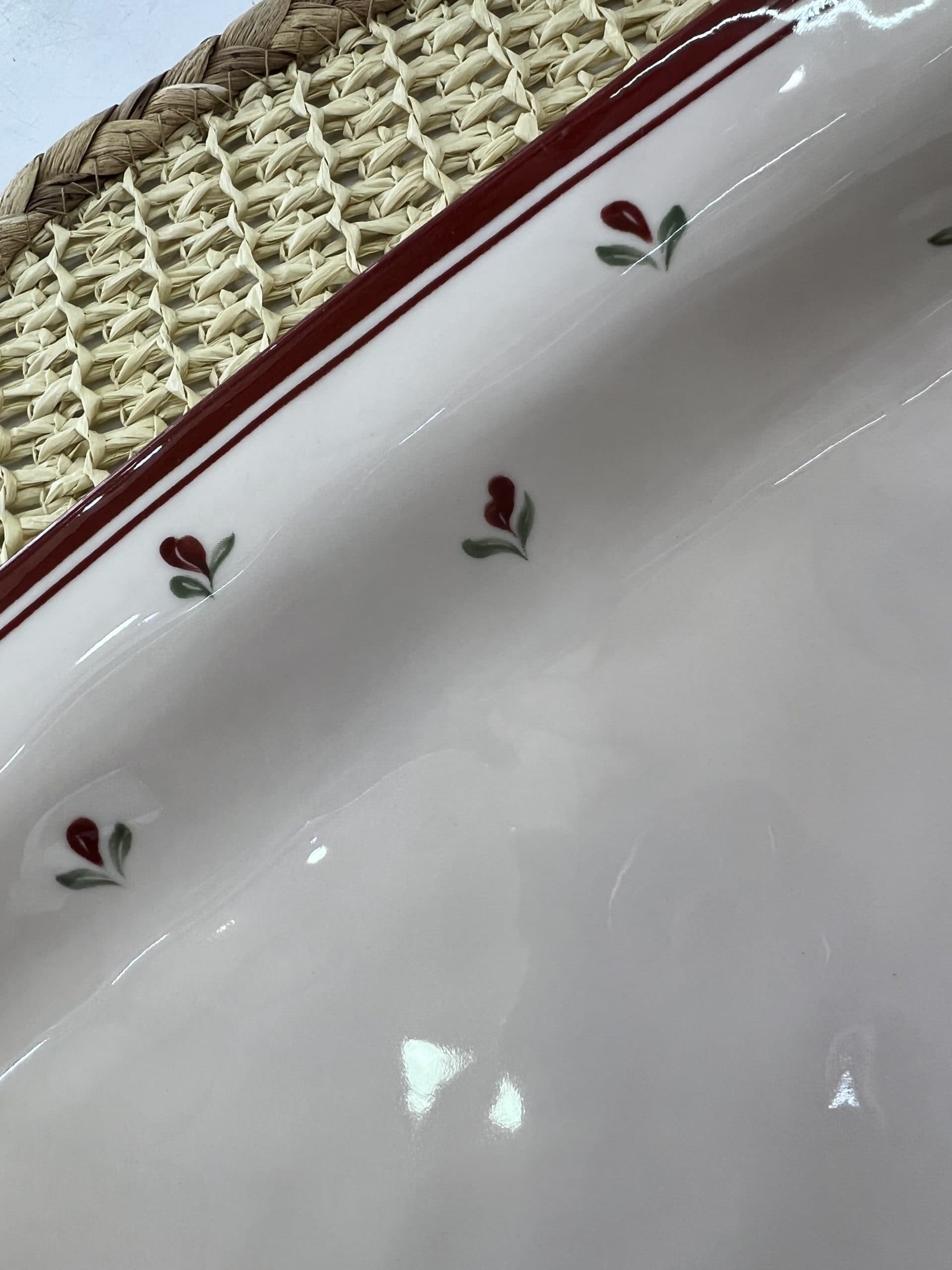 ظروف چینی گلدار حاشیه قرمز — تصویر ۲