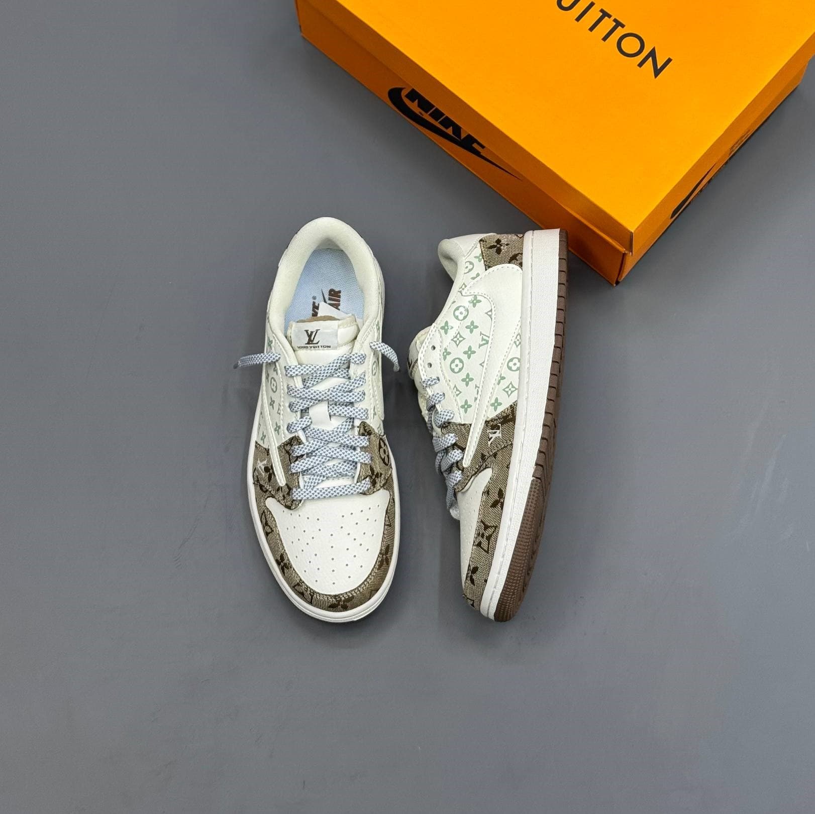 کفش نایک ایر جردن وان لو تراویس اسکات لویی ویتون سفید قهوه ای Nike Air Jordan 1 Low Travis Scott Louis Vuitton White Brown — تصویر ۲