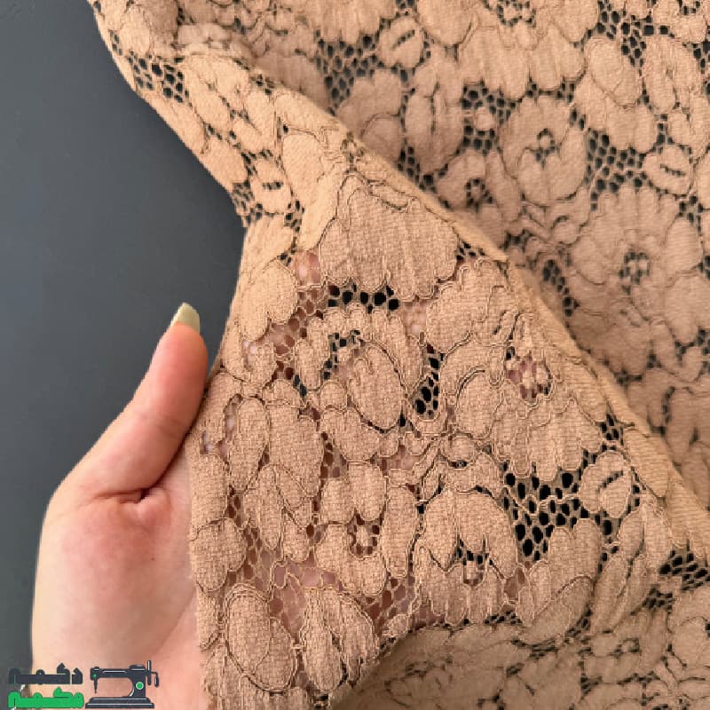 پارچه دانتل کتان قیطون قهوه ای - دکمه مُکمه — تصویر ۳