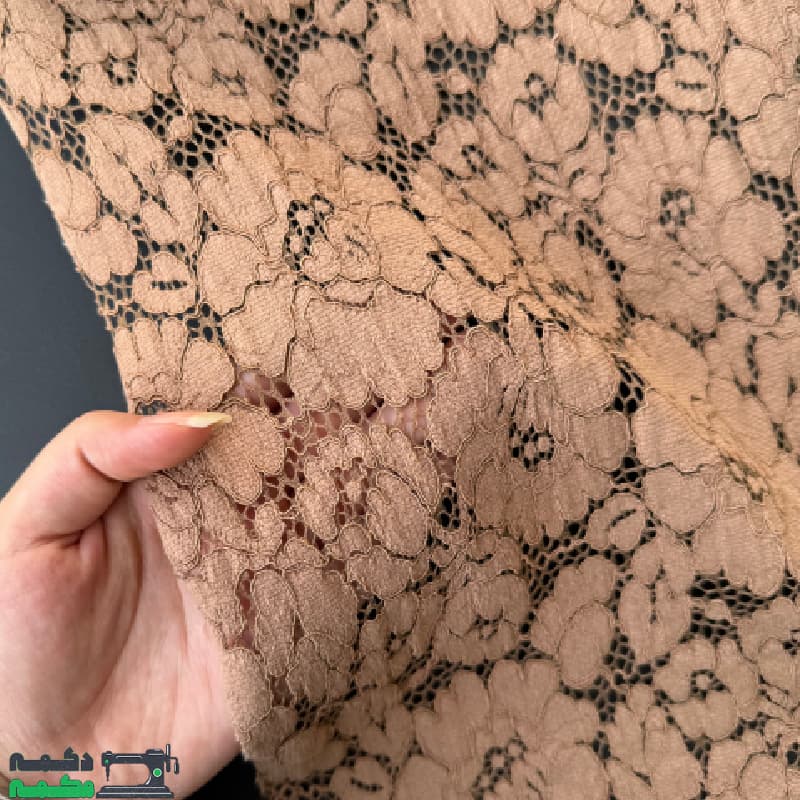 پارچه دانتل کتان قیطون قهوه ای - دکمه مُکمه — تصویر ۲