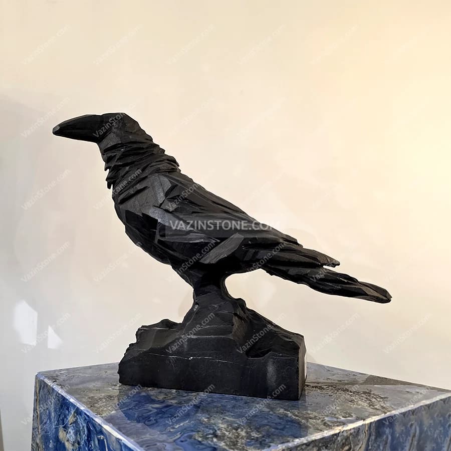 مجسمه سنگی کلاغ — تصویر ۳