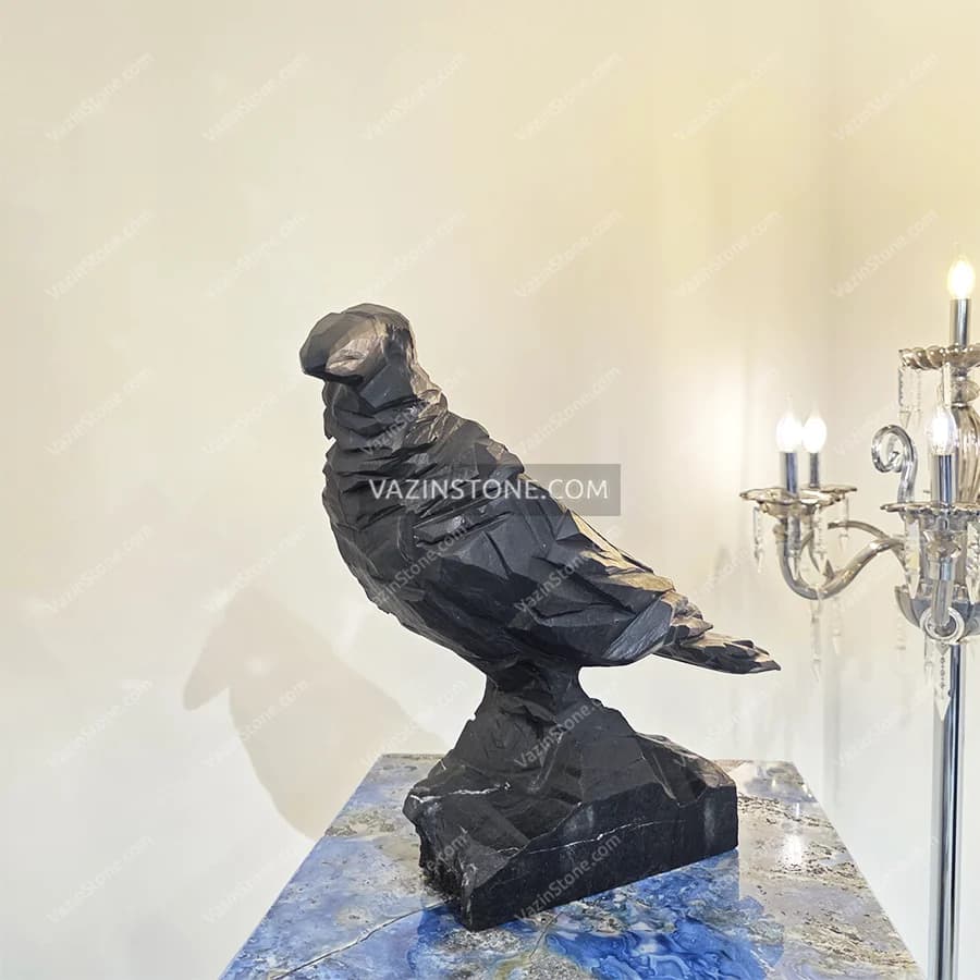 مجسمه سنگی کلاغ — تصویر ۵