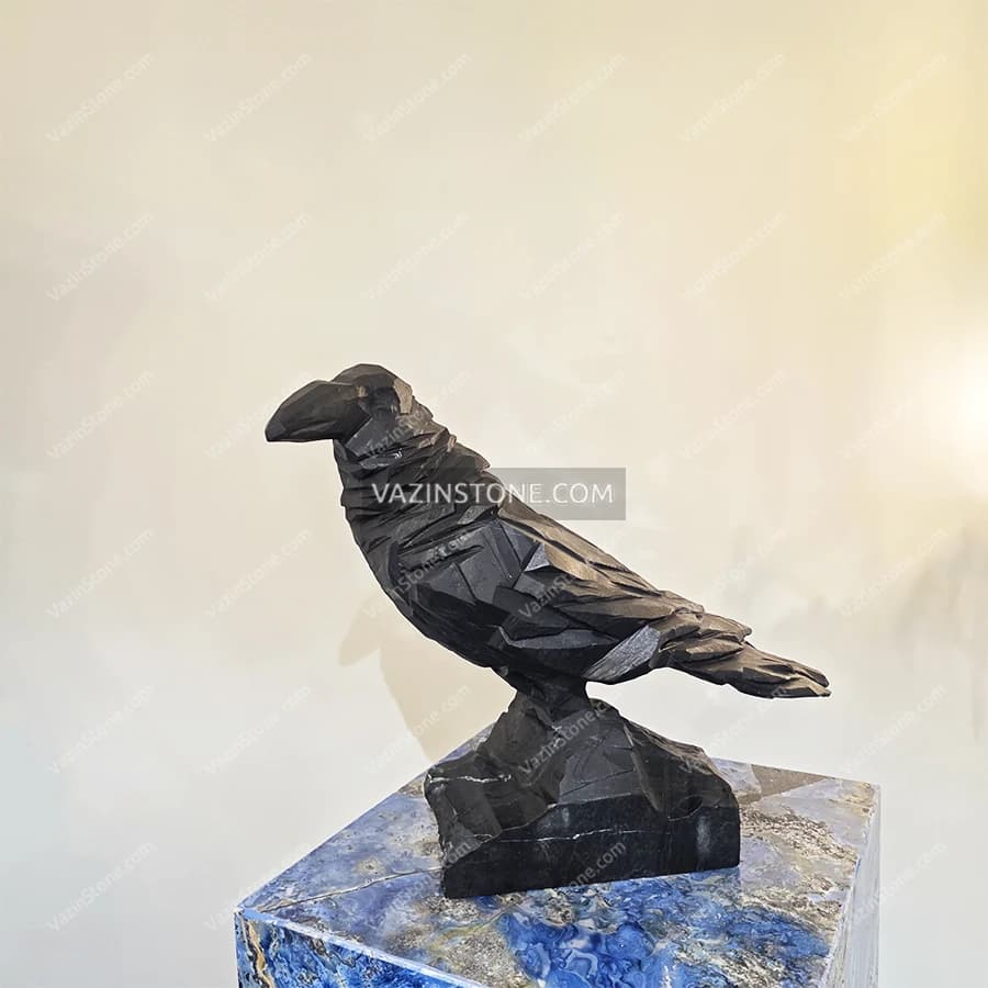 مجسمه سنگی کلاغ — تصویر ۲