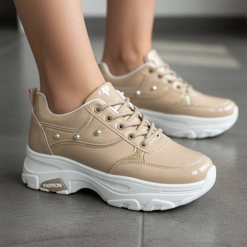 کتونی اسپرت لژدار طبی زنانه کرم سفید ورنی Women’s Platform Orthopedic Cream White Patent Sneakers — تصویر ۲