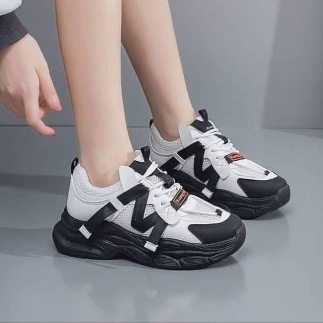 کتونی اسپرت لژدار طبی زنانه مافیایی مشکی سفید Women’s Mafia Style Black White