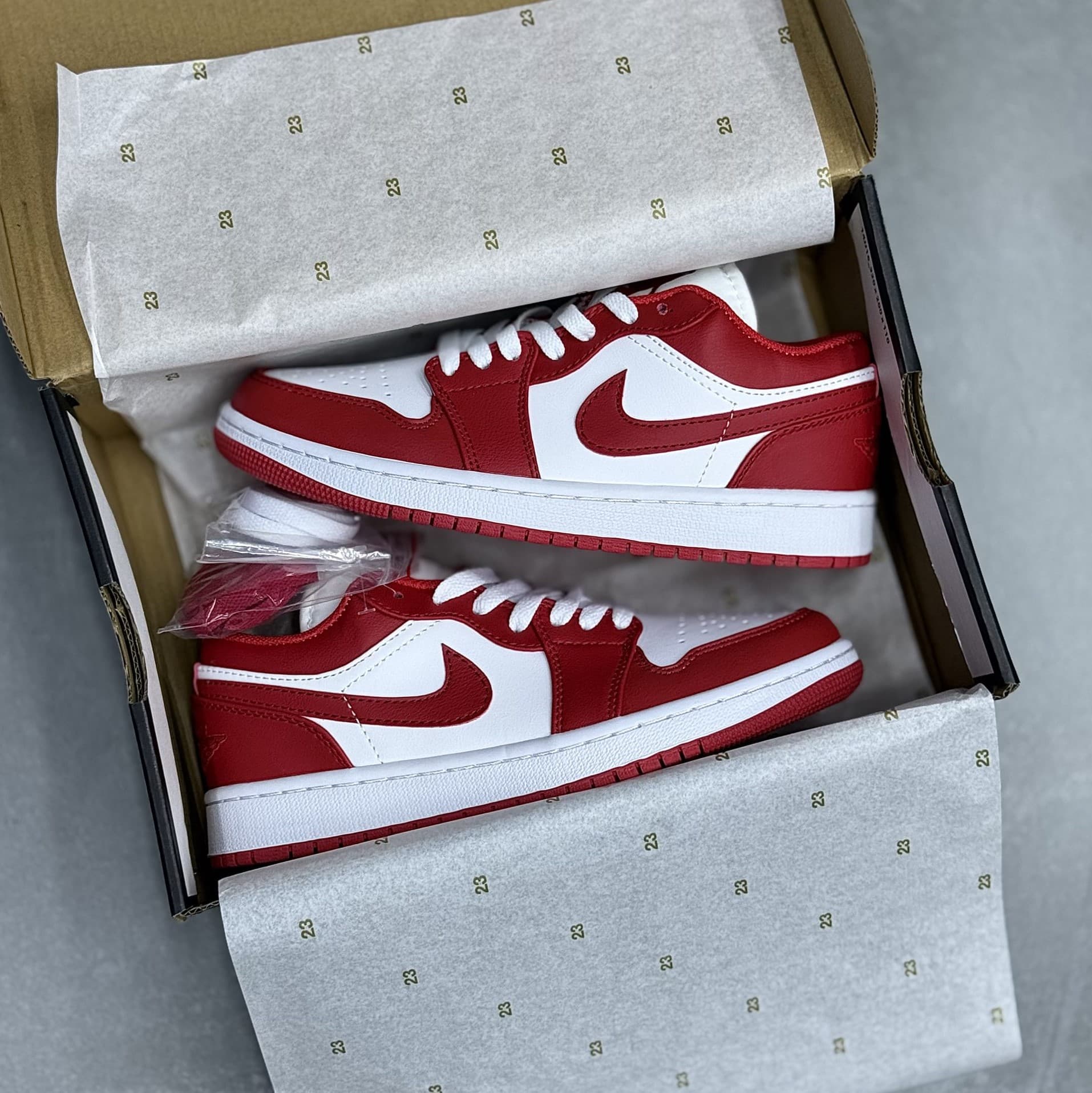 کفش نایک جردن وان سفید قرمز Nike Air Jordan 1 White Red — تصویر ۲