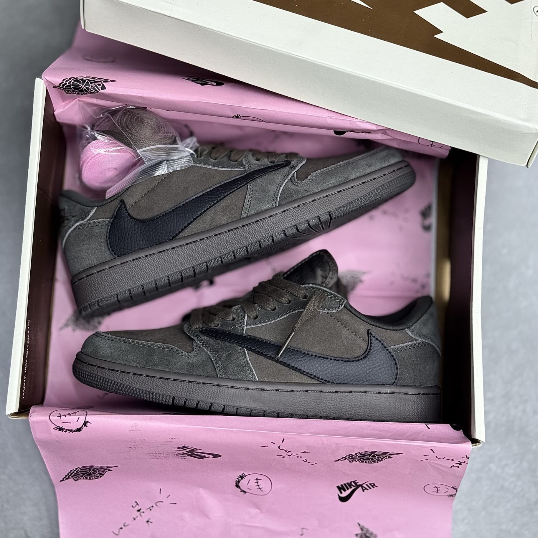 کفش نایک ایر جردن وان لو تراویس اسکات قهوه‌ای موکا Nike Air Jordan 1 Low Travis Scott Mocha — تصویر ۲