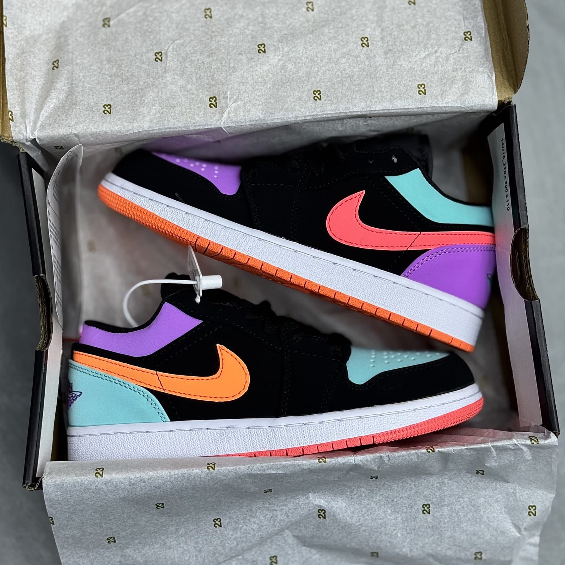 کفش نایک ایر جردن وان لو لنگه به لنگه Nike Air Jordan 1 Low Mismatch — تصویر ۲