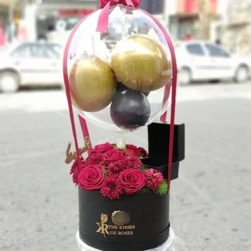 پک هدیه ولنتاین با گلهای رز آبی و یک مجموعه جذاب از لوازم آرایشی 5523