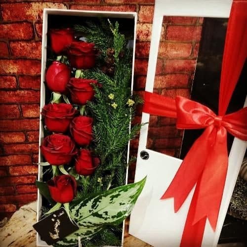 پکیج هدیه ولنتاین با گلهای رز صورتی و یک بطری عطر لوکس 5487